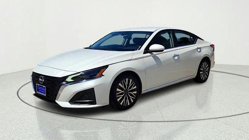 White 2023 Nissan Altima 2.5 SV
