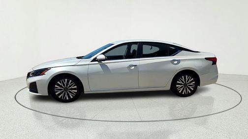 White 2023 Nissan Altima 2.5 SV