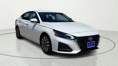 White 2023 Nissan Altima 2.5 SV