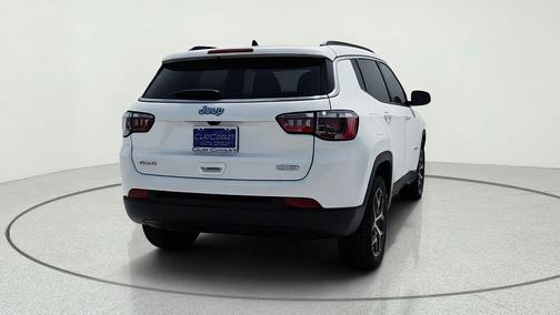 Bright White Clearcoat 2024 Jeep Compass Latitude