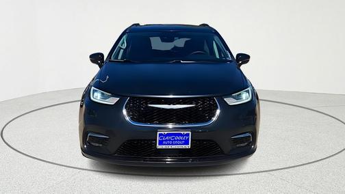 Brilliant Black Crystal Pearlcoat 2022 Chrysler Pacifica Touring-L