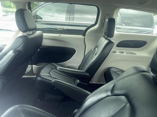 2023 Chrysler Pacifica Touring-L