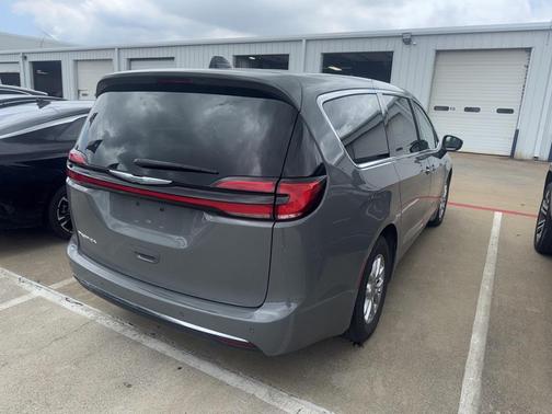 2023 Chrysler Pacifica Touring-L