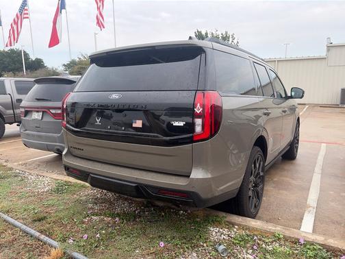 Green 2027 Ford Expedition Platinum