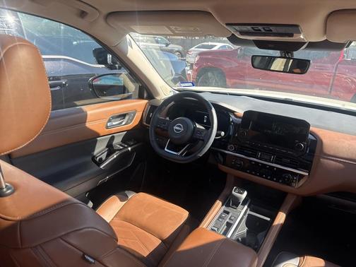 2024 Nissan Pathfinder Platinum
