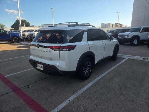 White 2022 Nissan Pathfinder SV