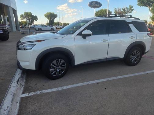 White 2022 Nissan Pathfinder SV