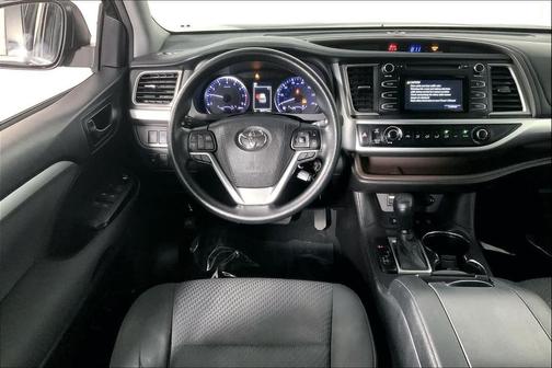 Midnight Black Metallic 2018 Toyota Highlander LE
