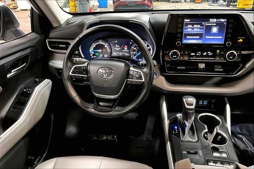 2022 Toyota Highlander Hybrid XLE