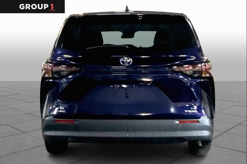 2024 Toyota Sienna LE