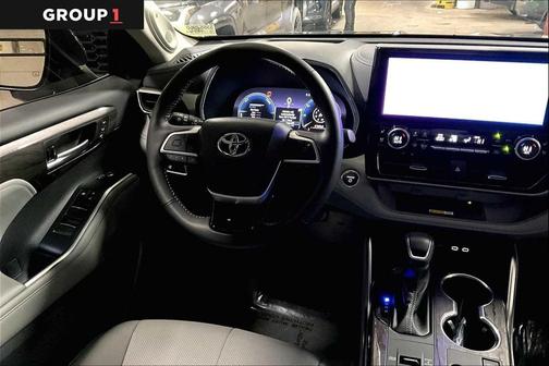 2025 Toyota Highlander Hybrid Platinum