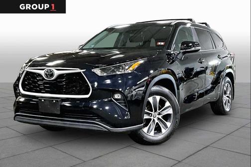 Midnight Black Metallic 2024 Toyota Highlander XLE