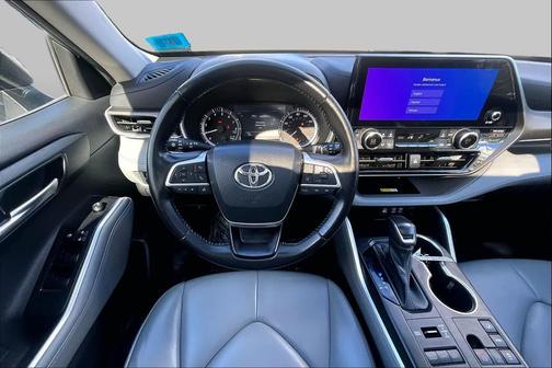 Moon Dust 2023 Toyota Highlander XLE