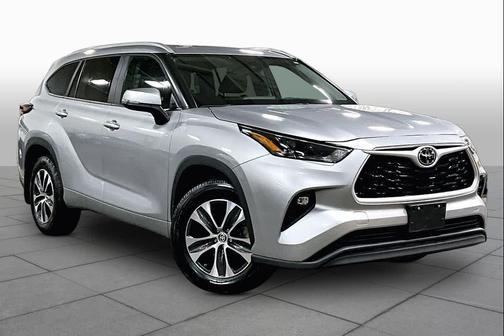 Celestial Silver Metallic 2025 Toyota Highlander XLE