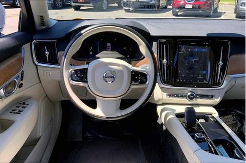 2022 Volvo S90 B6 Momentum
