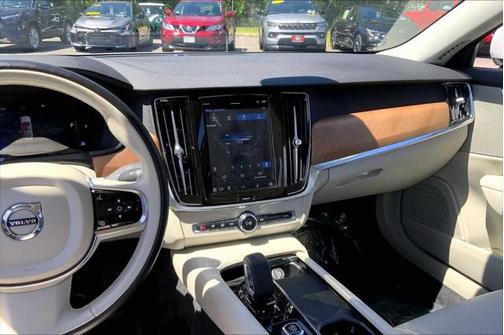 2022 Volvo S90 B6 Momentum