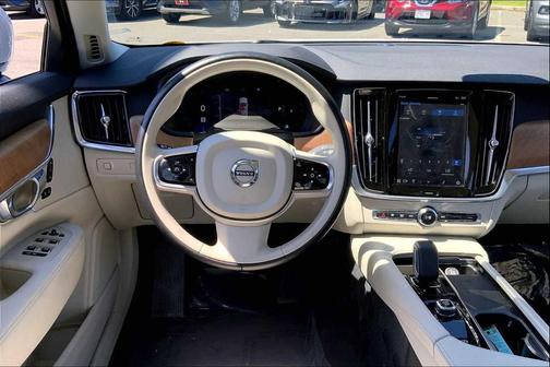 2022 Volvo S90 B6 Momentum