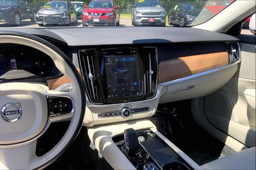 2022 Volvo S90 B6 Momentum