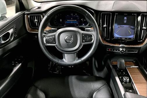 2022 Volvo XC60 B5 Momentum