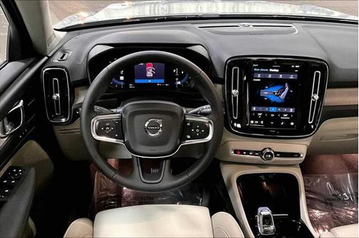 2024 Volvo XC40 B5 Plus Dark Theme