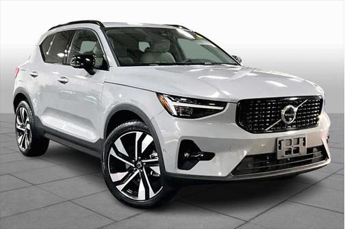 2024 Volvo XC40 B5 Plus Dark Theme
