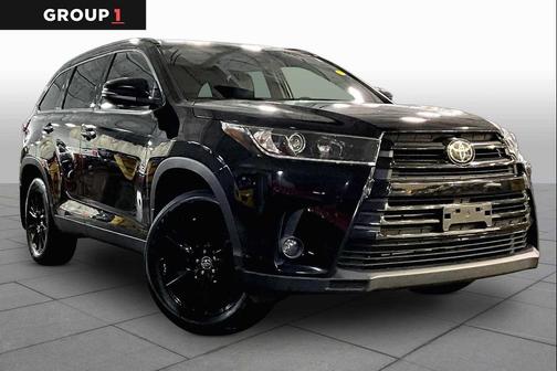 Midnight Black Metallic 2019 Toyota Highlander SE