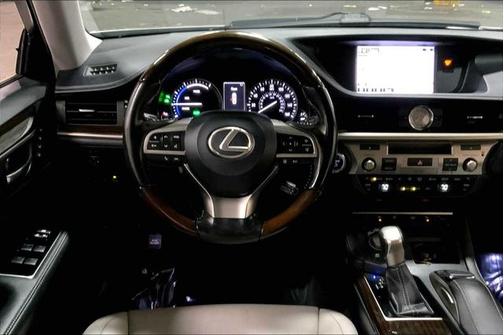2016 Lexus ES 300h Base