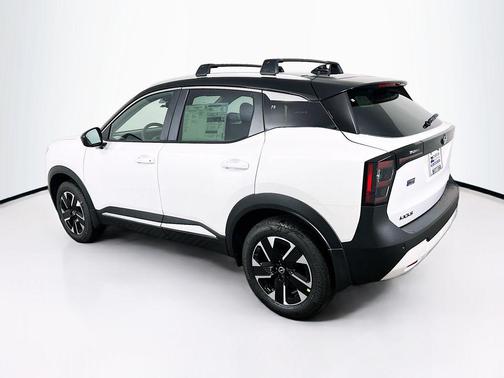 Aspen White Tricoat/Super Black 2026 Nissan Kicks SV