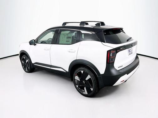 Aspen White Tricoat/Super Black 2026 Nissan Kicks SR