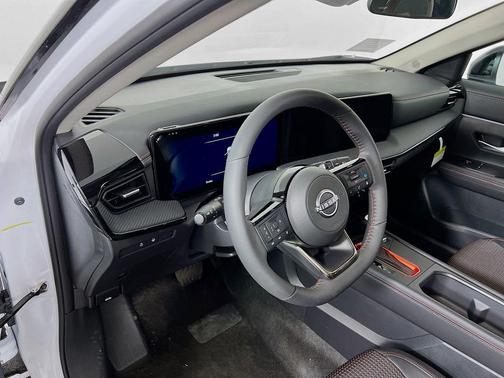 Aspen White Tricoat/Super Black 2026 Nissan Kicks SR