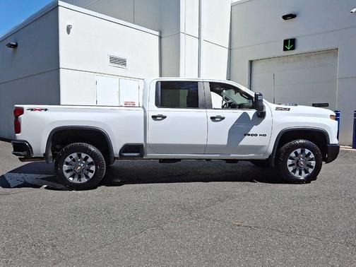 Summit White 2024 Chevrolet Silverado 2500 Custom
