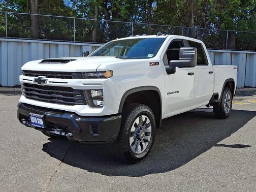 Summit White 2024 Chevrolet Silverado 2500 Custom