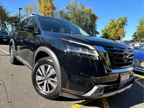 2022 Nissan Pathfinder SL