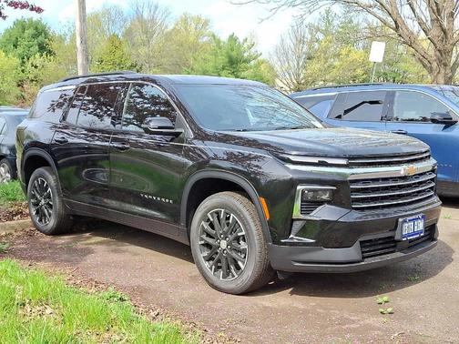 Mosaic Black Metallic 2026 Chevrolet Traverse LT