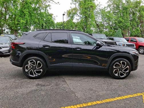 Mosaic Black Metallic 2025 Chevrolet Trax 2RS