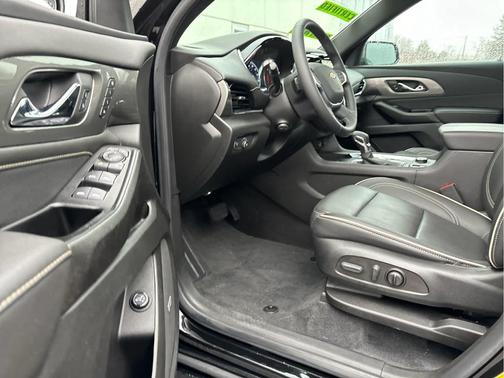 Mosaic Black Metallic 2023 Chevrolet Traverse Premier
