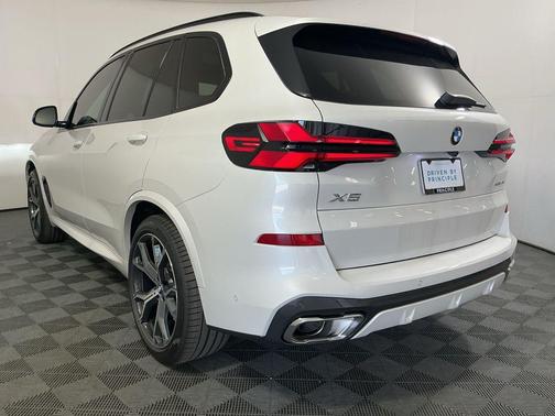 Mineral White Metallic 2026 BMW X5 sDrive40i