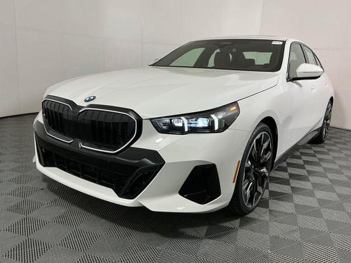 Alpine White 2026 BMW 530 530i