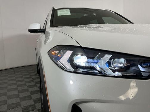 Mineral White Metallic 2025 BMW X5 PHEV xDrive50e