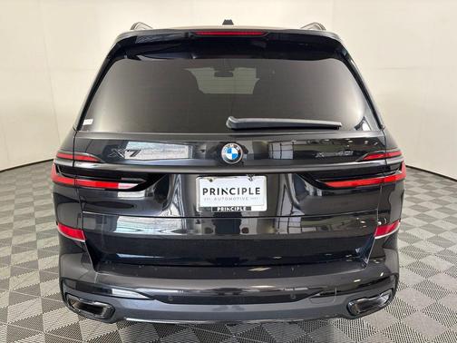 Black Sapphire Metallic 2024 BMW X7 xDrive40i