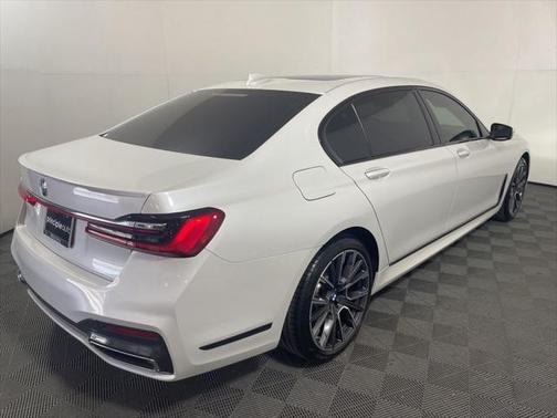 2022 BMW 740 i