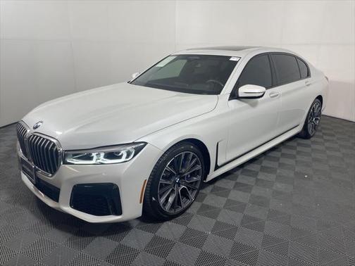 2022 BMW 740 i