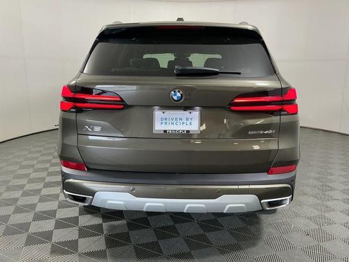 Manhattan Green Metallic 2026 BMW X5 sDrive40i