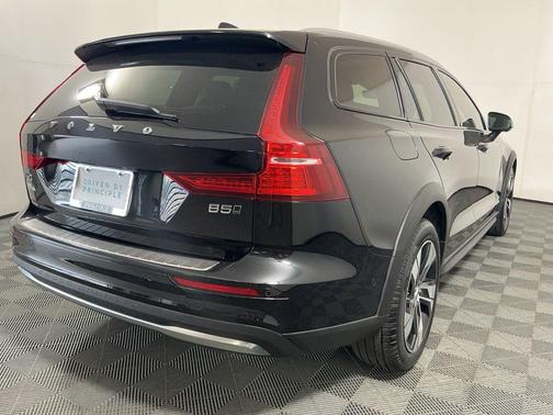 2024 Volvo V60 Cross Country B5 Plus