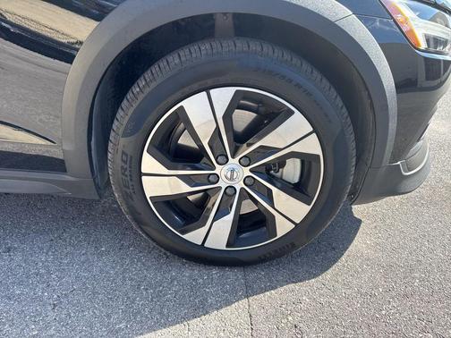 2024 Volvo V60 Cross Country B5 Plus