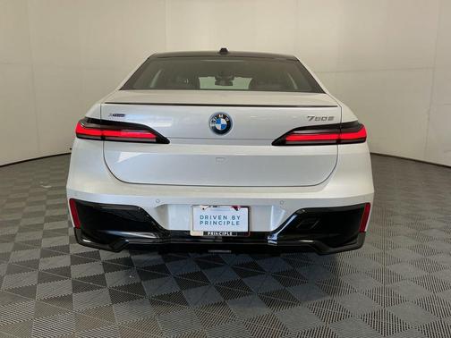 Mineral White Metallic 2026 BMW 750e i xDrive