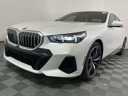 Mineral White Metallic 2026 BMW 530 530i