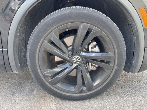 Deep Black Pearl 2023 Volkswagen Tiguan 2.0T SE R-Line Black