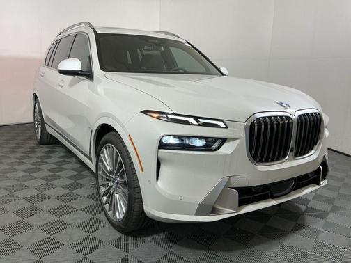 Mineral White Metallic 2026 BMW X7 xDrive40i