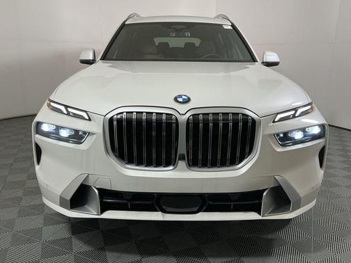 Mineral White Metallic 2026 BMW X7 xDrive40i